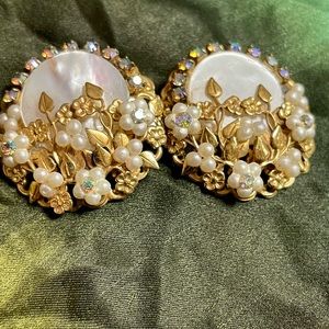 Vtg large rhinestone faux pearl clip on earrings in very good condition